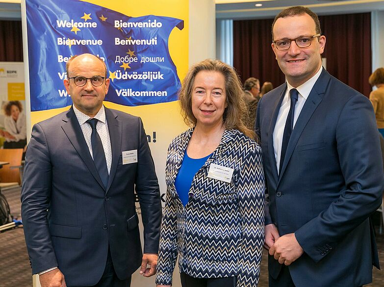 Zu sehen sind der Bundesgesundheitsminister Jens Spahn (CDU), die BDPK-Präsidentin Dr. Katharina Nebel sowie der BDPK- Hauptgeschäftsführer Thomas Bublitz zusammen im Veranstaltungsraum des BDPK Bundeskongress 2018.