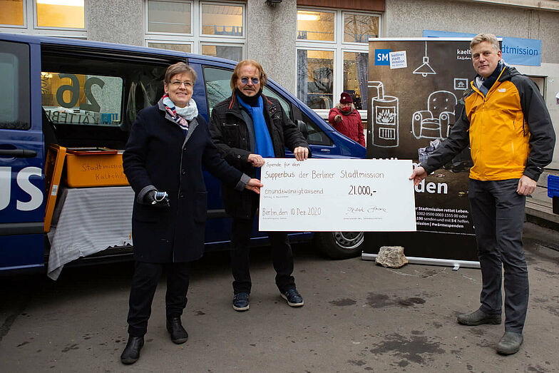 Überreichung eines Spendenchecks für den Suppenbus der Berliner Stadtmission.
