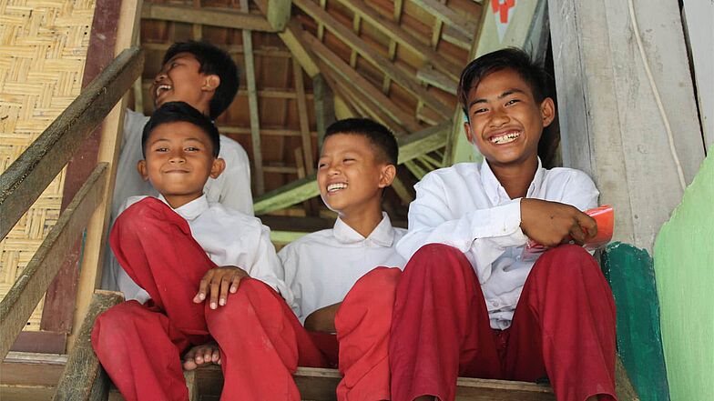 Kinder in Schuluniform auf Bali.