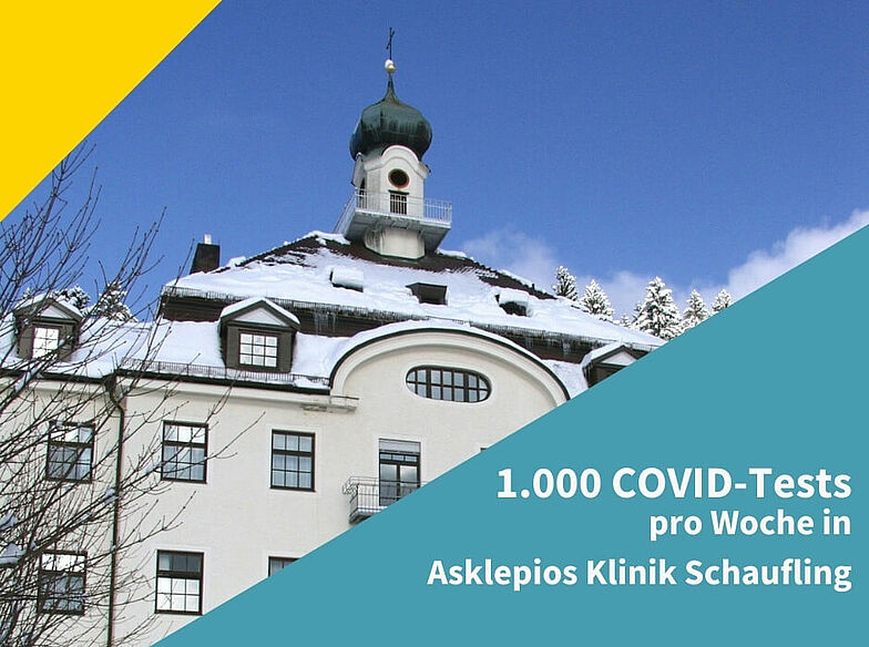 Außenansicht der Asklepios Klinik Schaufling mit Schriftzug: "1000 Covid Tests pro Woche".