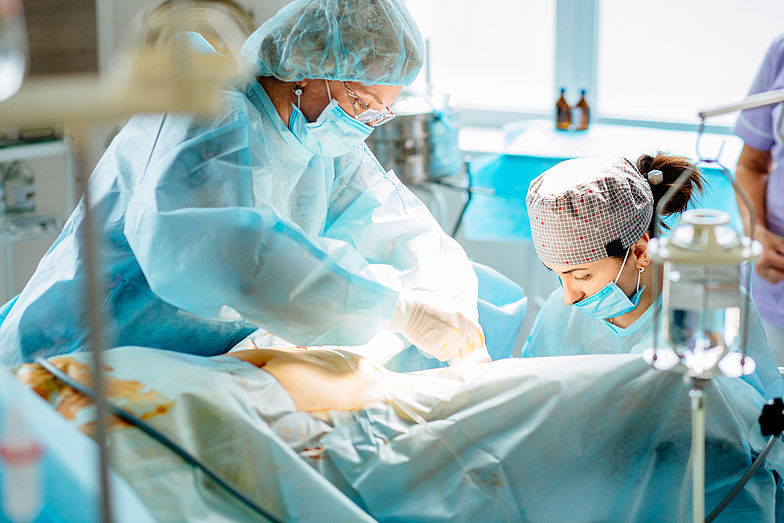 Darstellung einer laufenden Operation im Operationssaal.