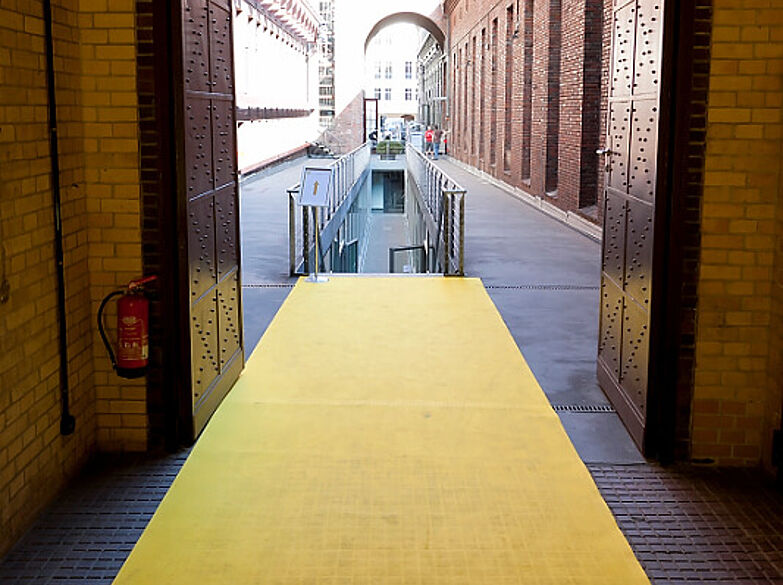 Gelber Teppich im Empfangsbereich des Veranstaltungsortes
