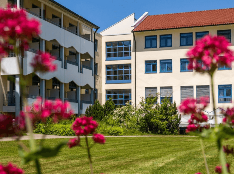 Gebäude der Rehaklinik Saulgau im sommerlichen Garten