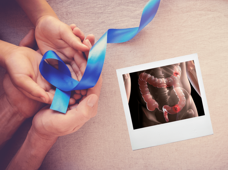 Hände von einem Kind und einer älteren Person, darauf liegt eine blaue Schleife als Symbol für die Darmkrebs-Vorsorge.
