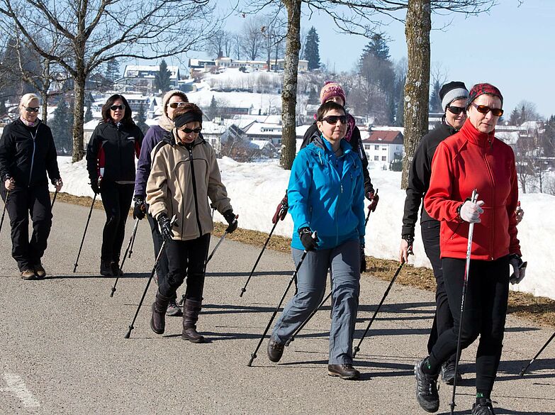 Patientengruppe aus Rehaklinik beim Nordic Walking.