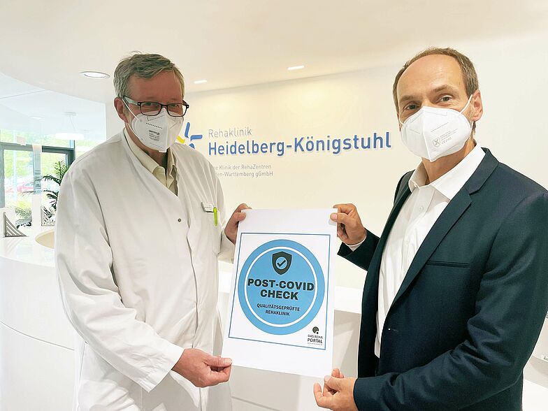 Chefarzt Dr. med. Robert Nechwatal und kaufmännischer Leiter Stephan Hörl der Rehaklinik Heidelberg-Königstuhl freuen sich, als eine der ersten Rehakliniken bundesweit den „Post-Covid-Check“ erhalten zu haben. 