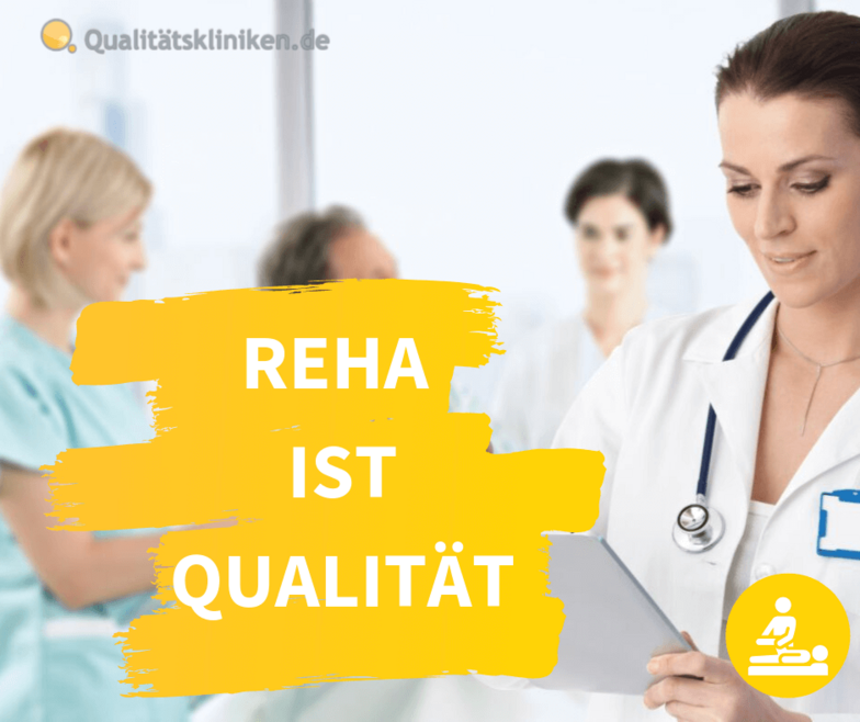 Logo und Schriftzug "Reha ist Qualität" vor Gruppe von Ärzt:innen und Pflegefachkräften.