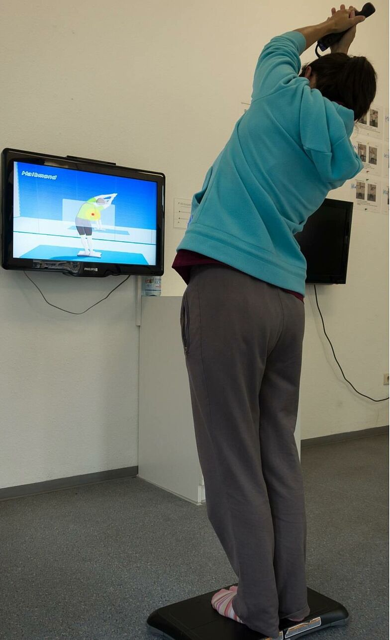 Patientin beim Gleichgewichtstraining an der Nintendo® Wii Fit Plus
