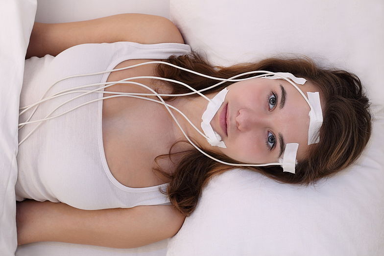 Verdacht auf Epilepsie: Frau mit Elektroden am Kopf bei einer Elektroenzephalografie (EEG).