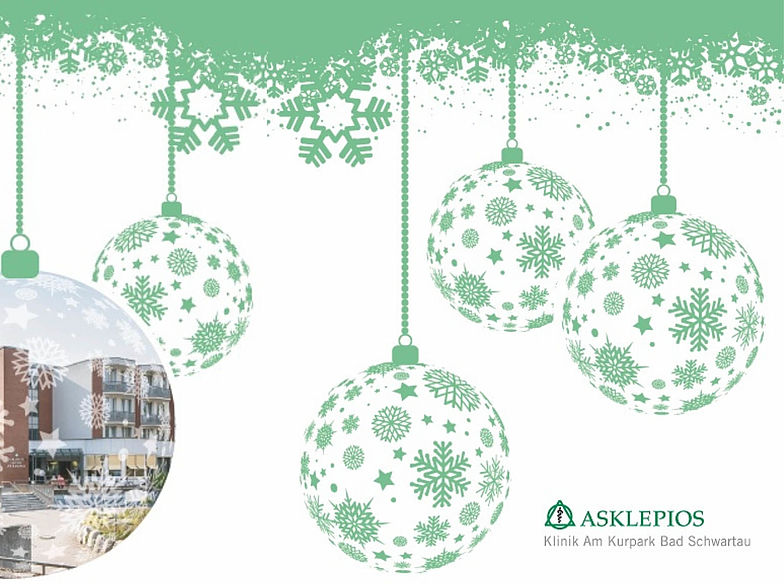 Weihnachten in der Rehaklinik: 3 Weihnachtsbaumkugeln in den Farben von Asklepios. In einer Kugel ist ein Bild vom Gebäude der Asklepios Klinik Bad Schwartau. 