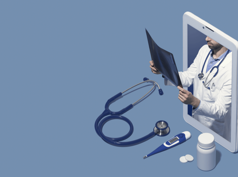 Symbolbild: Arzt schaut aus einem iPad heraus. Dabei betrachtet er ein Röntgenbild. Davor befinden sich ein Fieberthermometer, Tabletten sowie ein Stethoskop.