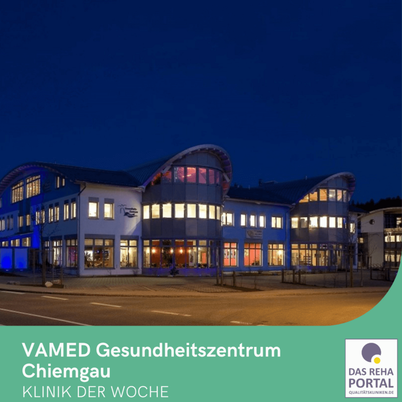 Außenansicht des VAMED Gesundheitszentrums Chiemgau bei Nacht