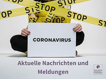Frau im Schneidersitz mit Schild und Aufschrift "Coronavirus" und "Stop" Band.