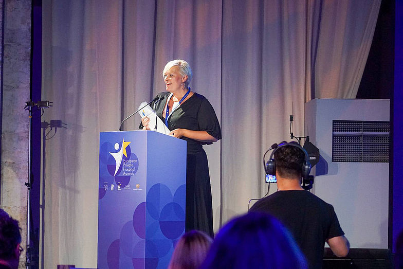 Annabelle Neudam am Rednerpult bei den Awards