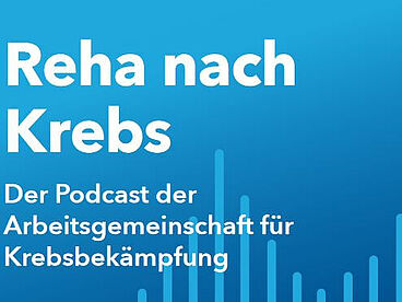 Titelbild des Flyers zur Podcastreihe "Reha nach Krebs" der ARGE NRW in Mittelblau mit weißer Schrift