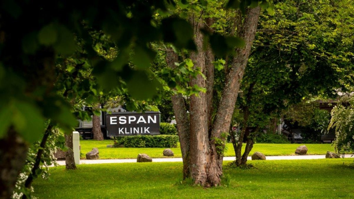 Grünanlagen der Espan-Klinik in Bad Dürrheim und ein Schild mit dem Kliniknamen