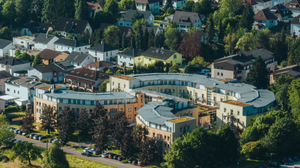 Das Bild zeigt das MediClin Reha-Zentrum Gernsbach von der oberen Perspektive mit einem Blick auf die Umgebung.