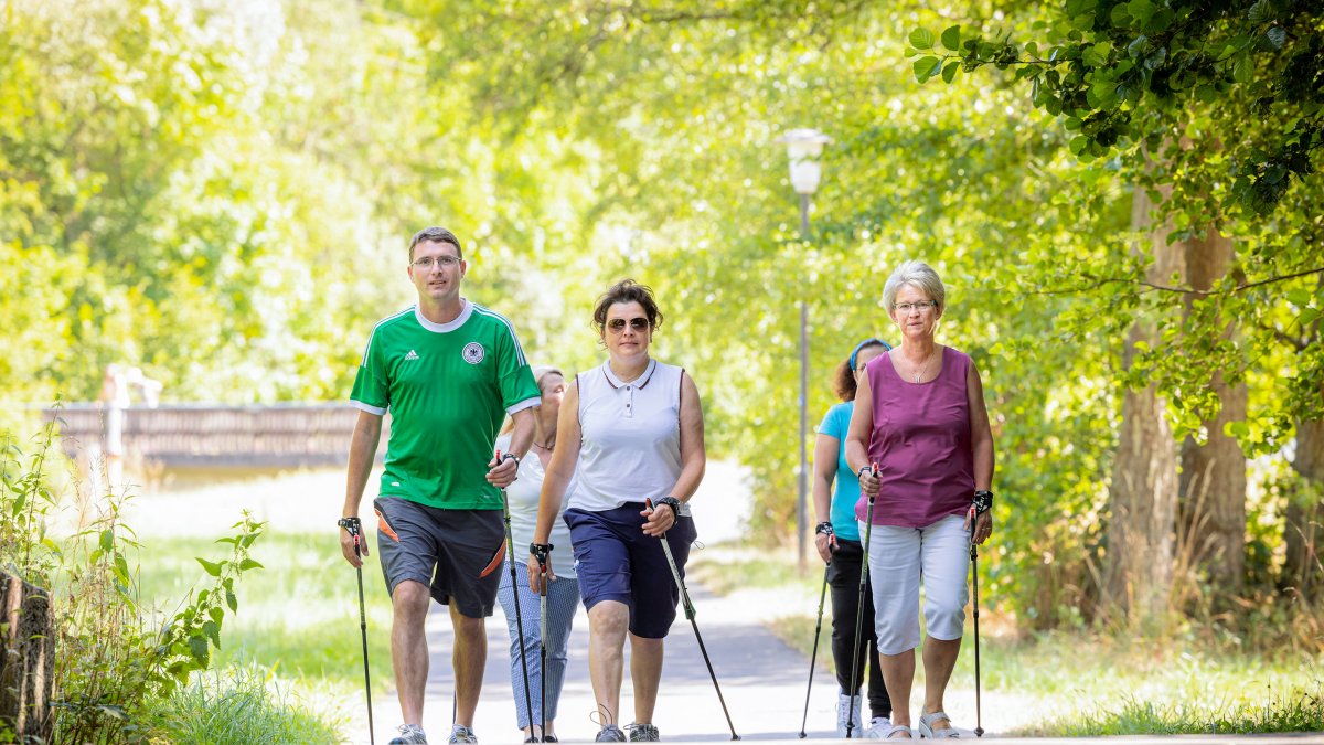 Patienten beim Nordic Walking
